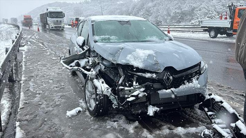 Anadolu Otoyolu’nun Bolu kesiminde 6 aracın karıştığı trafik kazalarında 1 kişi yaralandı