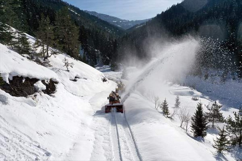 Kastamonu’da “kar kaplanları” zorlu mesaisini sahura kadar sürdürüyor