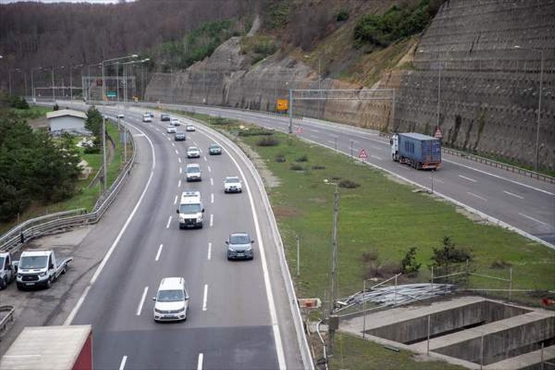 Anadolu Otoyolu’nun Bolu Dağı kesiminde bayram tatili hareketliliği kısmen başladı