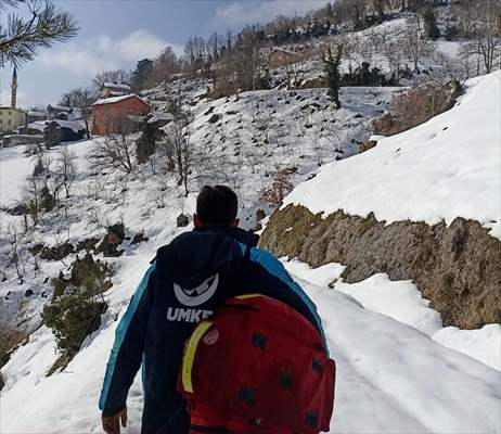 Kar ve heyelan nedeniyle yolu kapalı köydeki hasta hastaneye ulaştırıldı