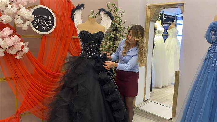 Kadına yönelik şiddete dikkati çekmek için siyah gelinlik tasarladı