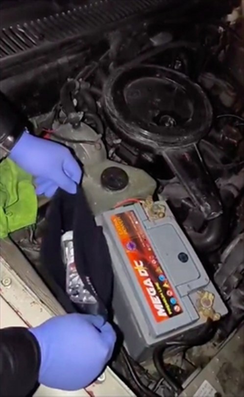 Otomobilin motor bölümüne gizlenen uyuşturucuyla yakalanan şüpheli gözaltına alındı