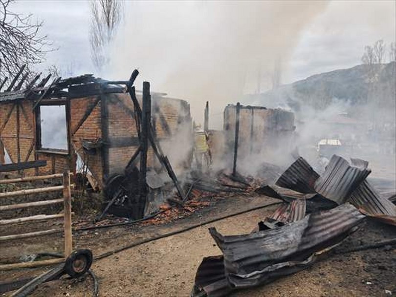 Bolu’da çıkan yangında ev, ahır ve odunluk kullanılamaz hale geldi