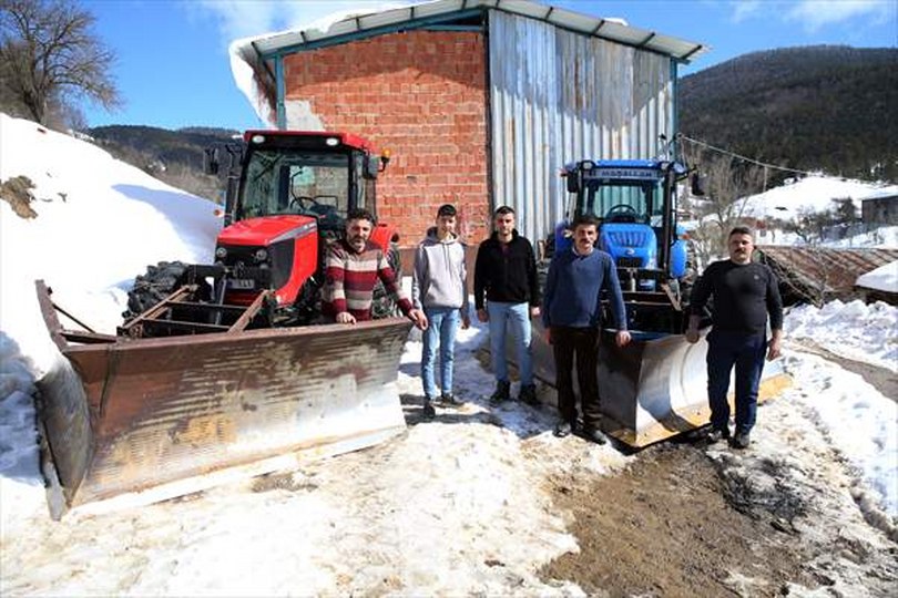 Kastamonulu muhtar yaptığı kar küreme aparatıyla köylerin yolunu açıyor