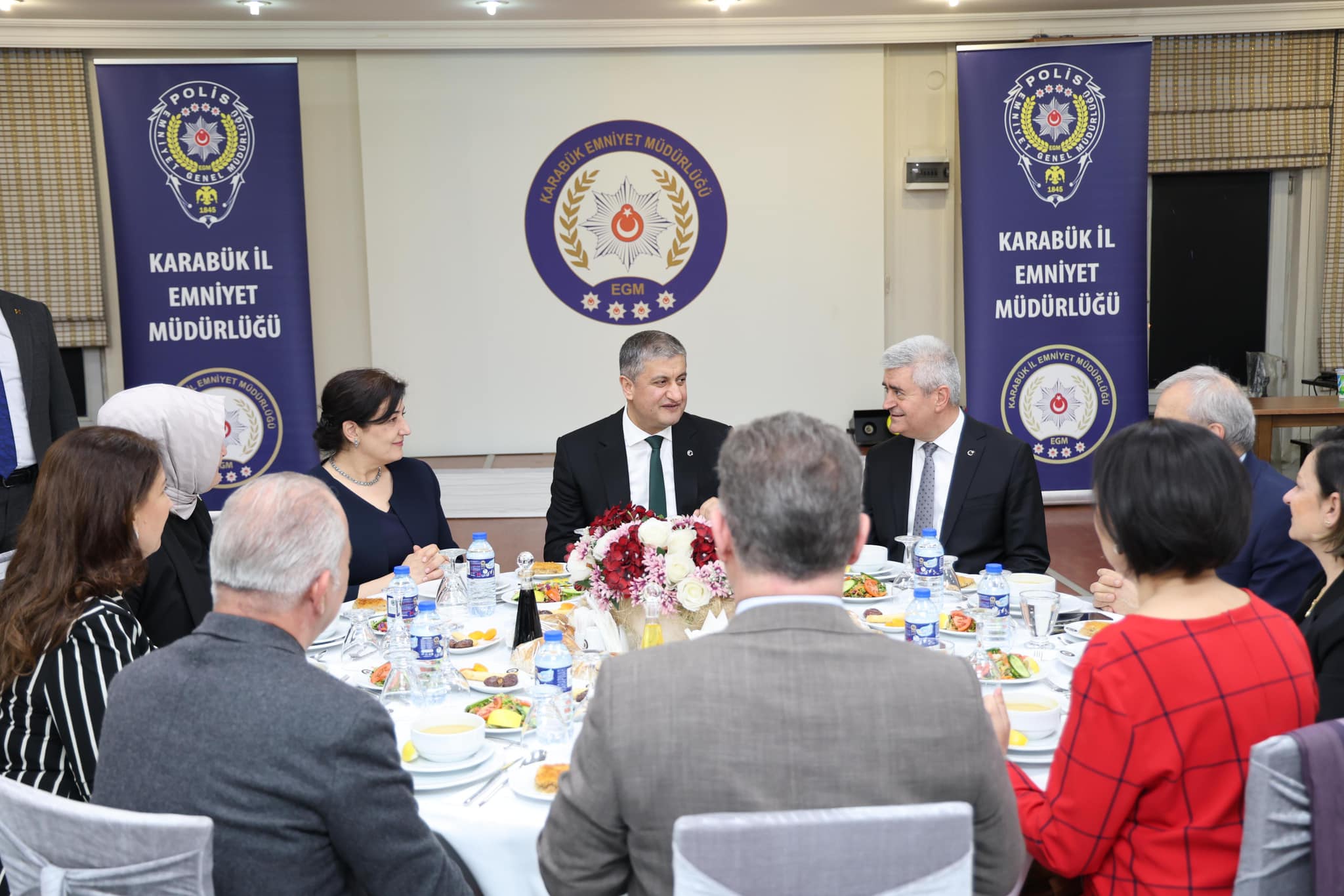 Vali Yavuz, Emniyet Mensuplarıyla İftar Yemeğinde Bir Araya Geldi