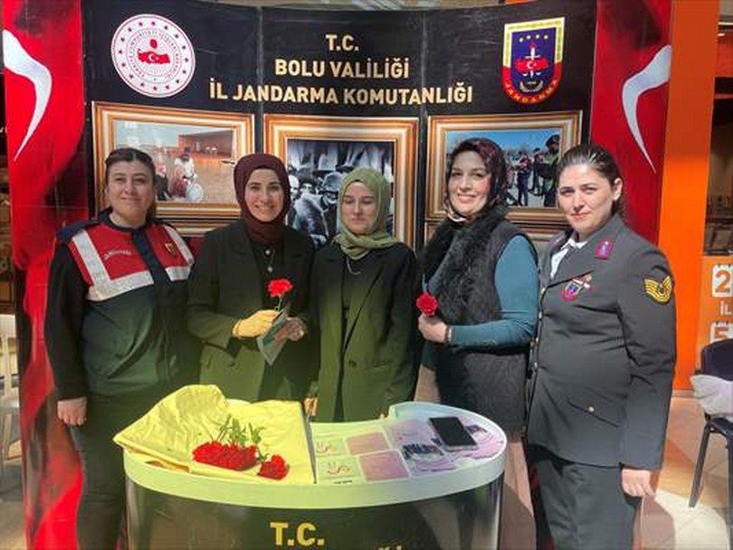 Bolu’da kadın komutanlar 8 Mart Dünya Kadınlar Gününde karanfil dağıttı