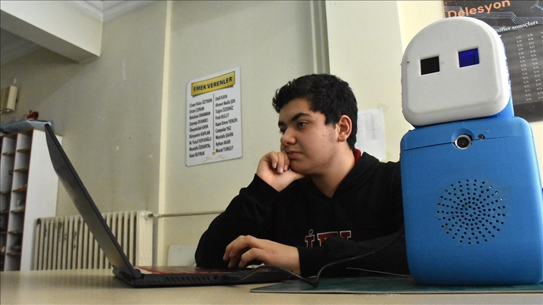 Lise öğrencisi yapay zeka destekli doktor asistanı robot geliştirdi