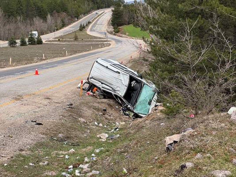 Kastamonu’da devrilen hafif ticari araçtaki 3 kişi yaralandı