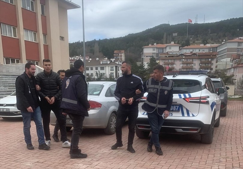 Bolu’da bir kişinin yaralandığı silahlı kavgaya ilişkin iki şüpheli tutuklandı