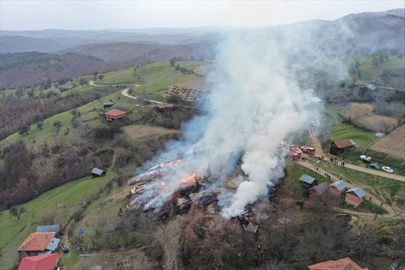 Kastamonu’da çıkan yangında 3 ev, 6 ahır ve 9 samanlık zarar gördü