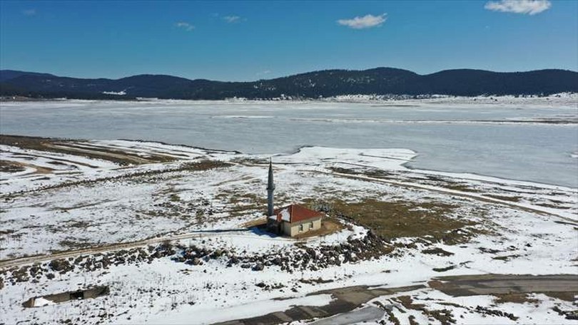 Seben Taşlı Yayla Göleti’nin yüzeyi buz tuttu