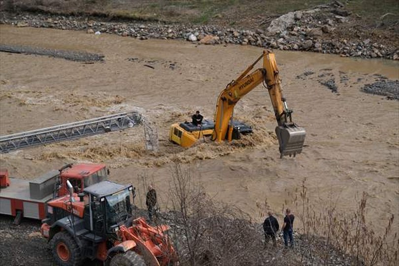Kastamonu’da debisi yükselen çayda mahsur kalan operatörü itfaiye kurtardı