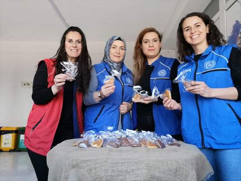 Cide Gençlik ve Spor İlçe Müdürlüğü personellerinden kadın pazarcılara ziyaret