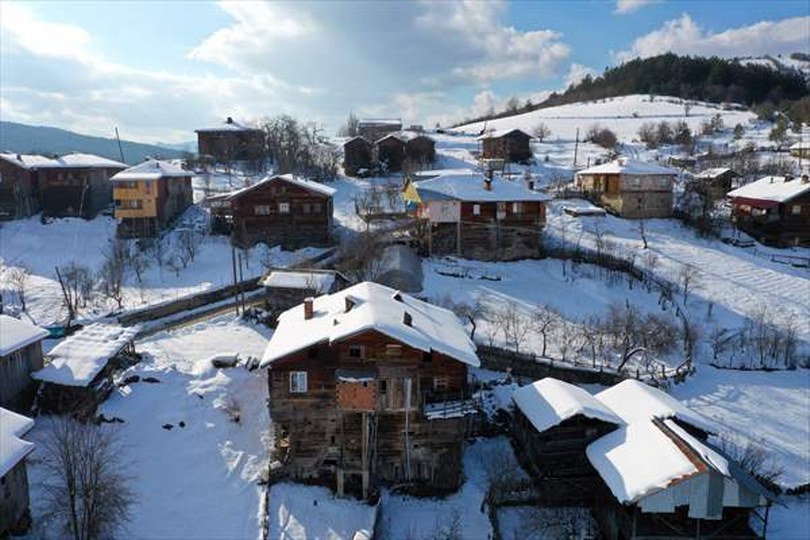 Kastamonu’nun karla buluşan ahşap evleri görüntülendi