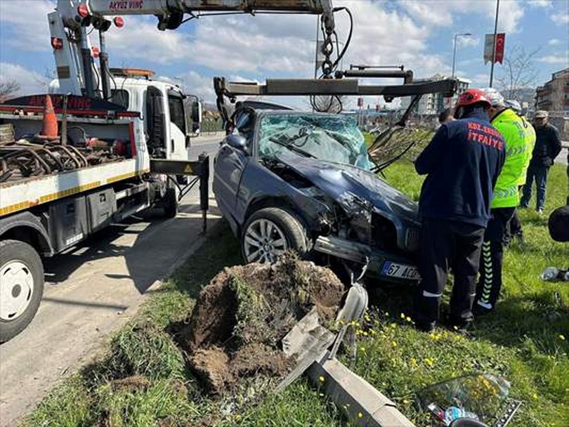 Zonguldak’ta aydınlatma direğine çarpan otomobilin sürücüsü yaralandı