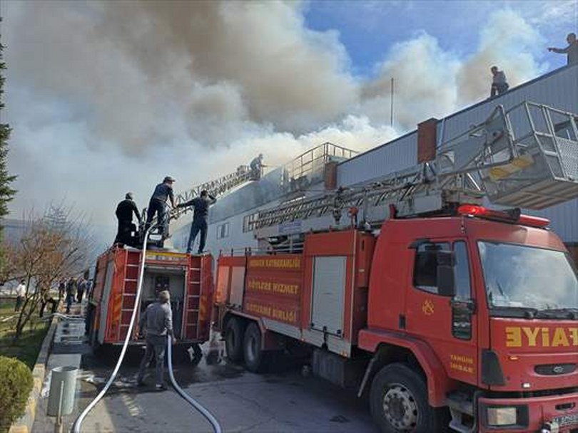 Bolu’da orman ürünleri işleme fabrikasında çıkan yangına müdahale ediliyor