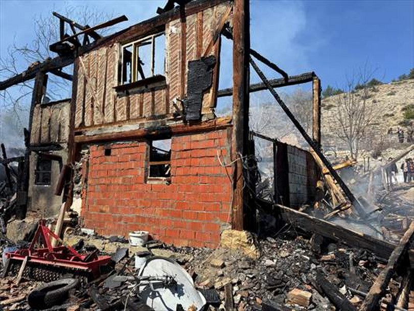 Kastamonu’da çıkan yangında 2 ev, 3 depo ve bir araç zarar gördü