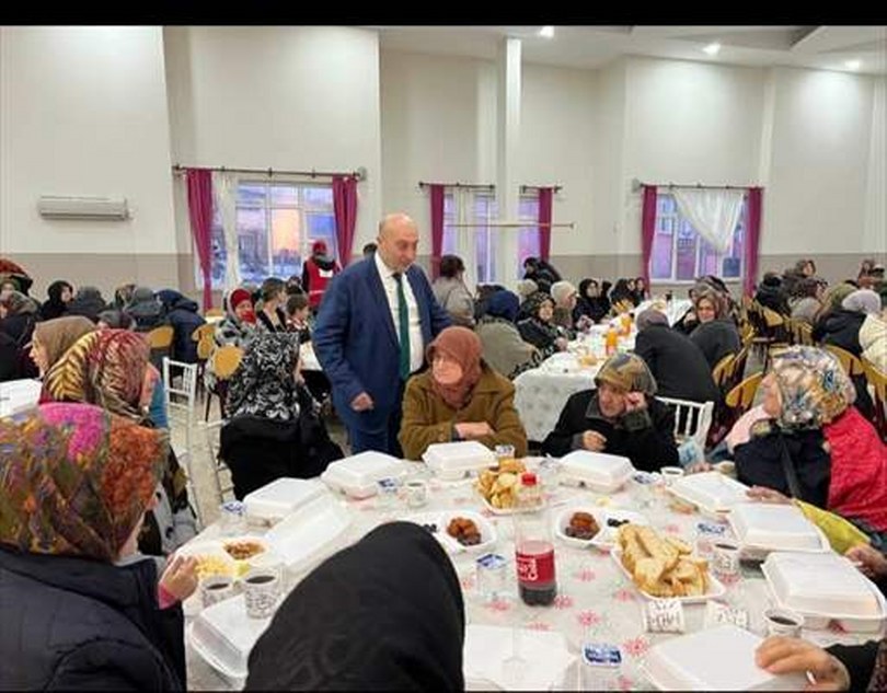 Yeniçağa’da mahalle sakinleri geleneksel mahalle iftarlarında bir araya geliyor