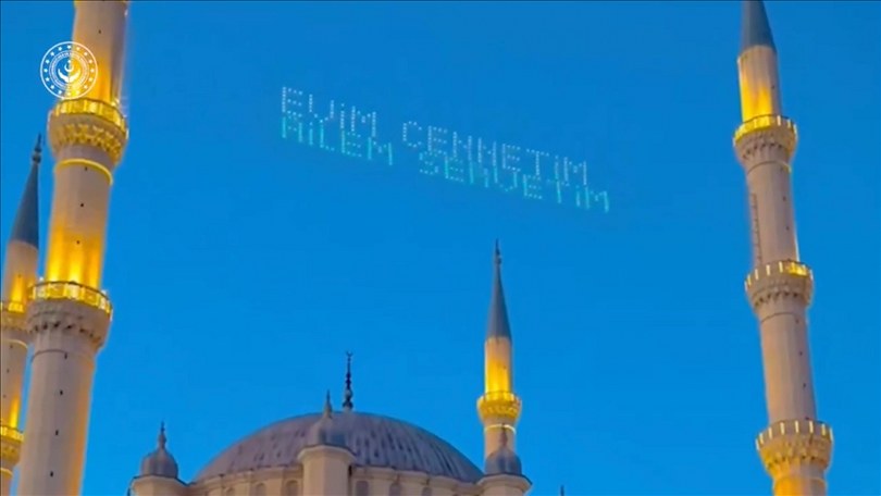 Ramazanın ikinci yarısında cami mahyaları, aile vurgusu taşıyan yazılarla süslendi