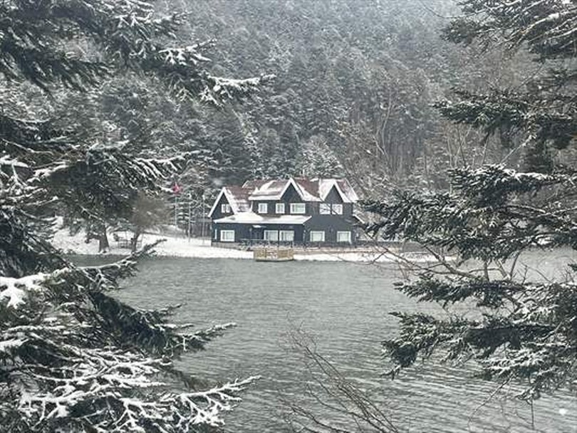 Gölcük Tabiat Parkı beyaza büründü