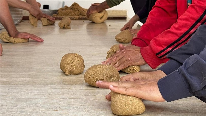 Libya’nın geleneksel yemeği “Bezin” iftarda ihtiyaç sahiplerinin sofralarına ulaştırılıyor