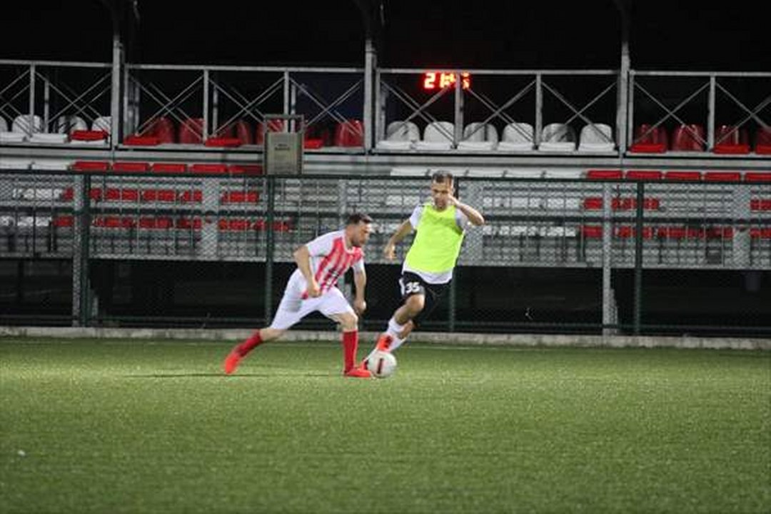 TFF temsilcisi genel cerrah, hastanedeki iş stresini sahalarda atıyor