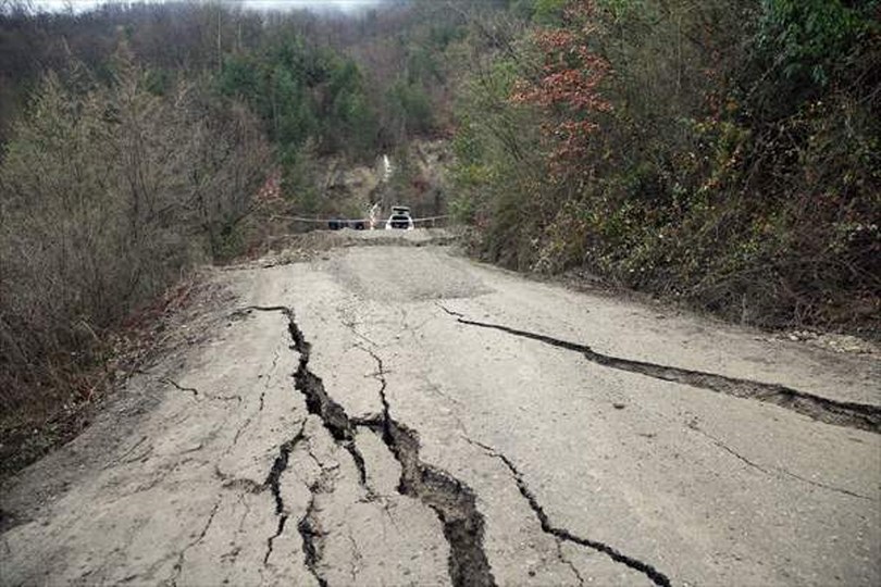Kastamonu’da karların erimesinin ardından köy yolu çöktü