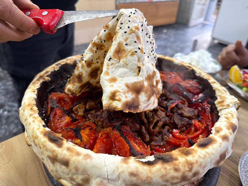 Kahramanmaraş’ta iftar sofralarının ana yemeği: “Eli böğründe”