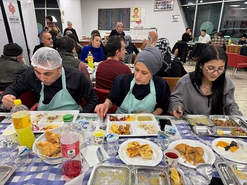 Gümüş ailesi iftarda özel bireylerin en büyük destekçisi oldu
