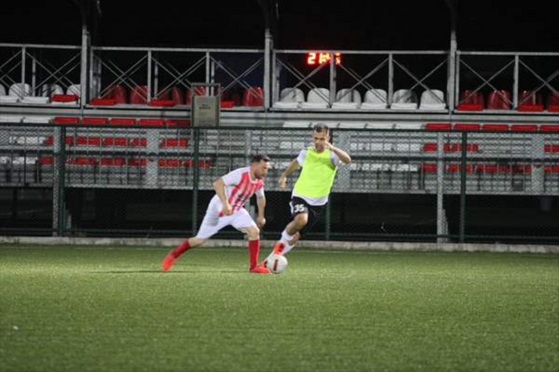 TFF temsilcisi genel cerrah, hastanedeki iş stresini sahalarda atıyor