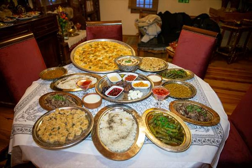 Göynük’ün geleneksel iftar sofraları, misafirlere yöresel zenginliği yaşatıyor