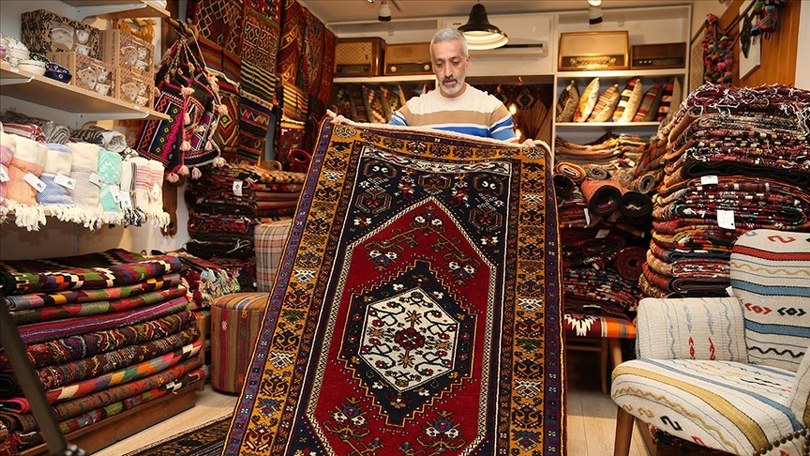 Sandıklardan çıkan el dokuması kilim ve halılar dünya pazarına açılıyor