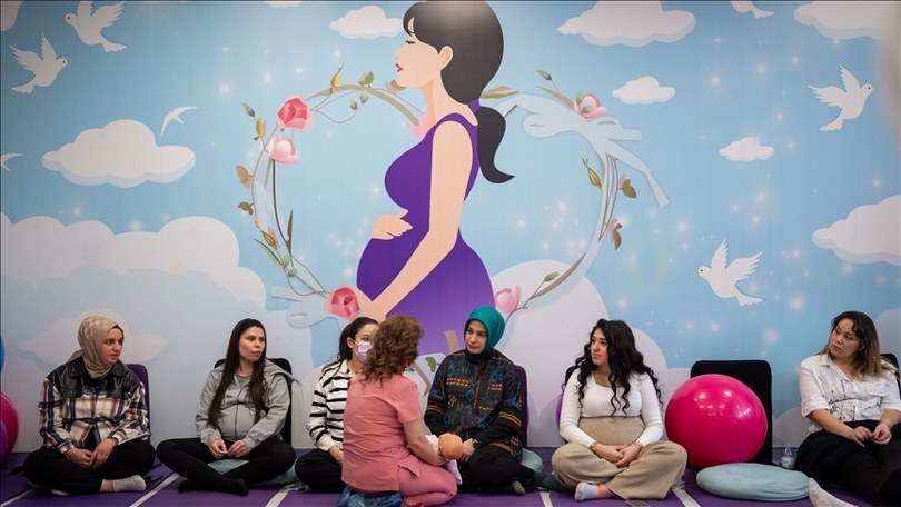 Anne adayları doğru emzirme tekniğini “gebe okullarında” öğreniyor