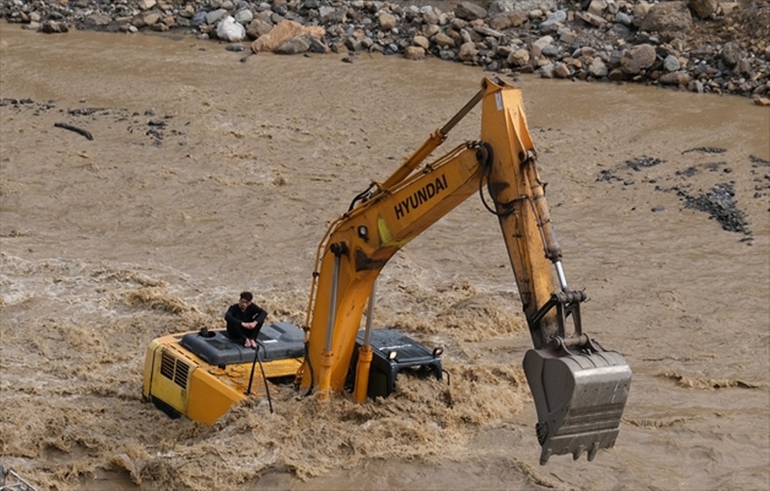 Kastamonu’da debisi yükselen çayda mahsur kalan operatörü itfaiye kurtardı