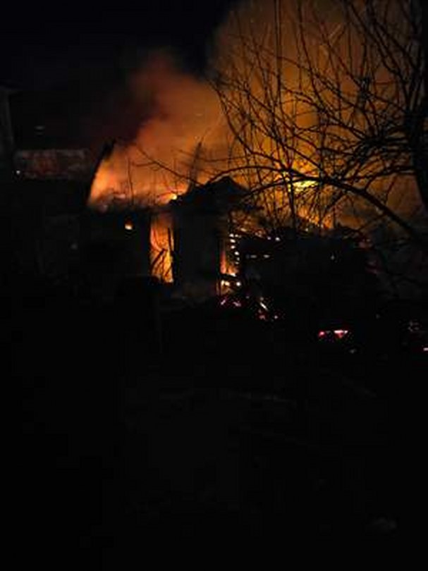 Kastamonu’da iki katlı ahşap ev yandı, iki büyükbaş hayvan öldü