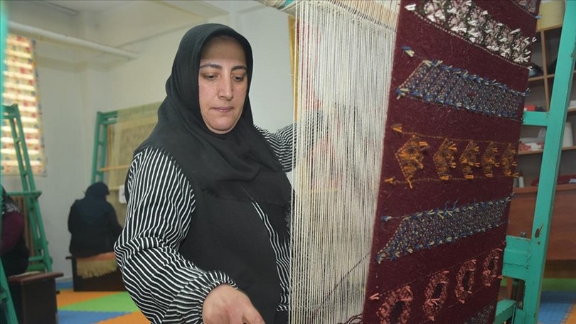 Gümüşhane’nin kök boya ile yapılan “Kelkit zilli kilimi” kadınlara emanet