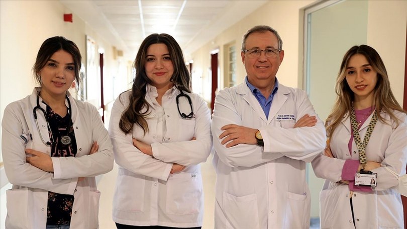 “Türkiye sevdalısı” yabancı hekimler özverili çalışmalarıyla takdir topluyor