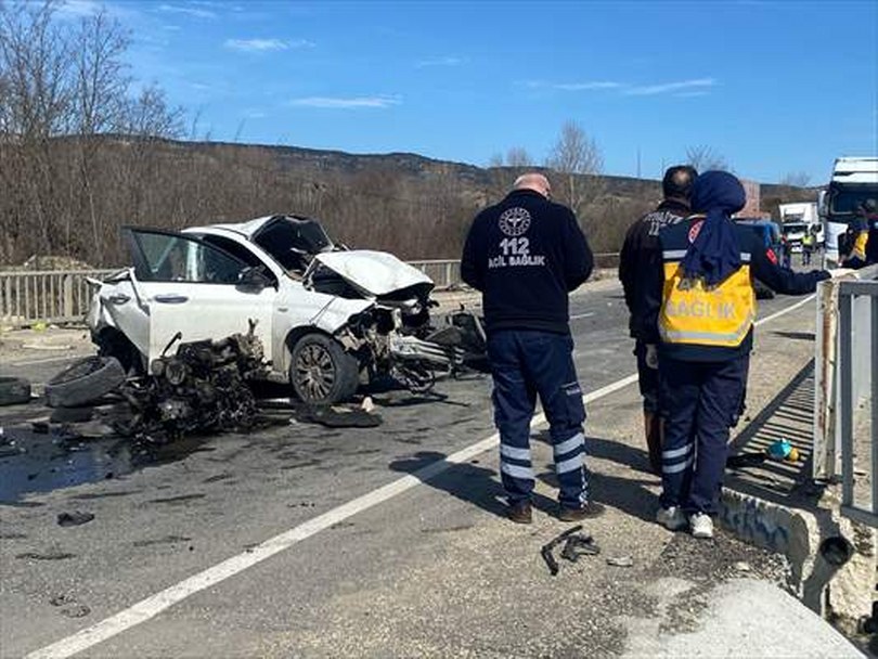 Kastamonu’da bariyerlere çarpan otomobilin sürücüsü hayatını kaybetti