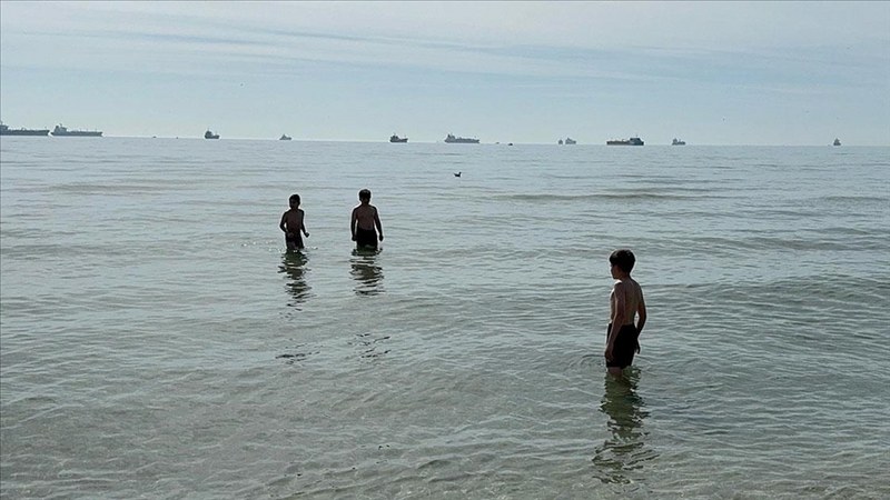 Sıcak havayı değerlendiren bazı İstanbullular denize girdi