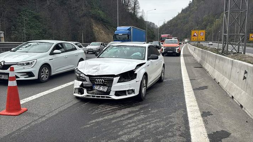 Anadolu Otoyolu’nun Bolu kesiminde iki otomobilin çarpıştığı kazada 4 kişi yaralandı