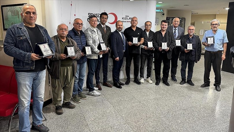 Türk Kızılaydan Ege’deki rekortmen kan bağışçılarına plaket