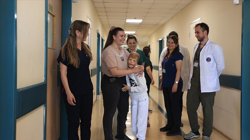 Savaş mağduru Ukraynalı çocuğa Akdeniz Üniversitesi Hastanesi’nde dokularından kulak yapılacak