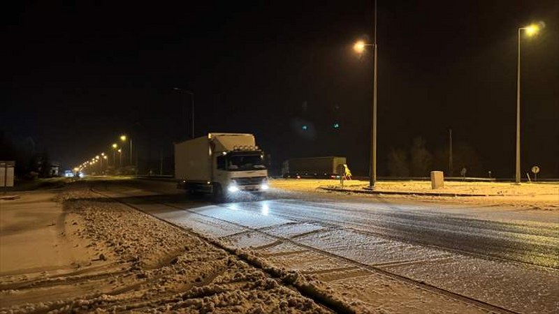 Samsun-Ankara kara yolunun Çorum kesiminde kar etkili oluyor