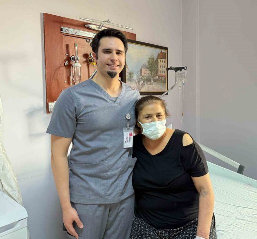 7 yıl boyunca çürümüş böbrekle yaşayan kadın, 4 saatlik ameliyatla sağlığına kavuştu