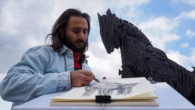 Motosikletiyle çıktığı Anadolu turunda Çanakkale’nin simgelerini resmetti