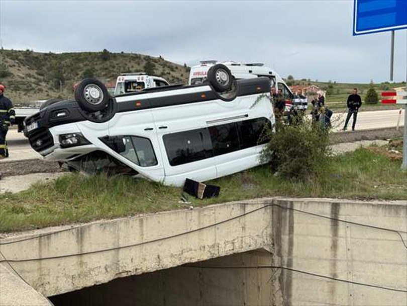 Kastamonu’da minibüs ile tırın çarpıştığı kazada 10 kişi yaralandı