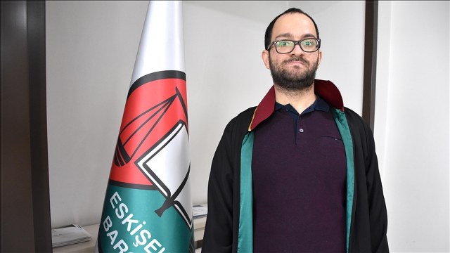 Serebral palsili avukat azmiyle örnek oluyor