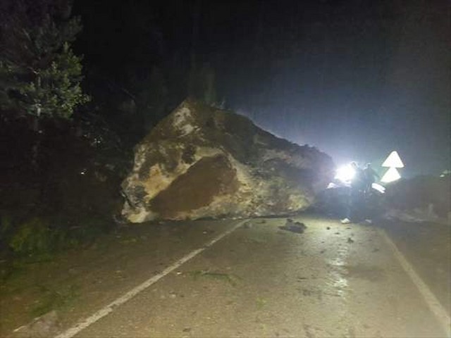 Kastamonu-Şenpazar kara yolunda heyelan meydana geldi