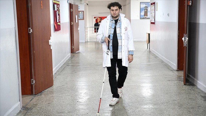 Yapay zekanın görüntü betimleme özelliği görme engelli öğretmene kolaylık sağlıyor