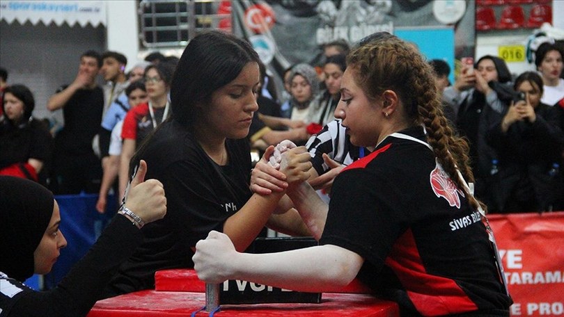 Bilek güreşinde lisanslı kadın sporcu sayısı 5 bine yaklaştı